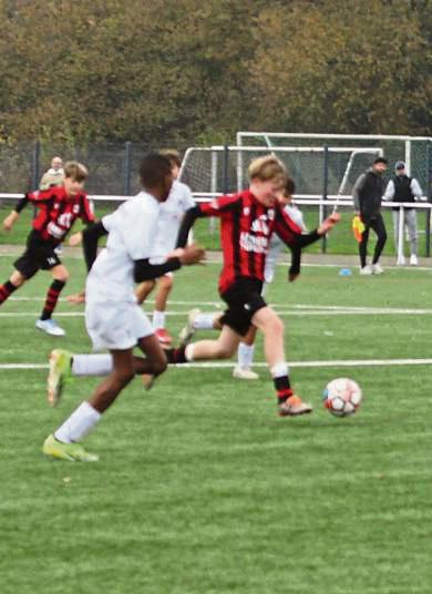 Die D-Junioren-Fußballer des SV Lippstadt (in Rot) verloren ihr Bezirksliga-Heimspiel gegen den SC Verl mit 0:2. Foto: Hans Dannhausen