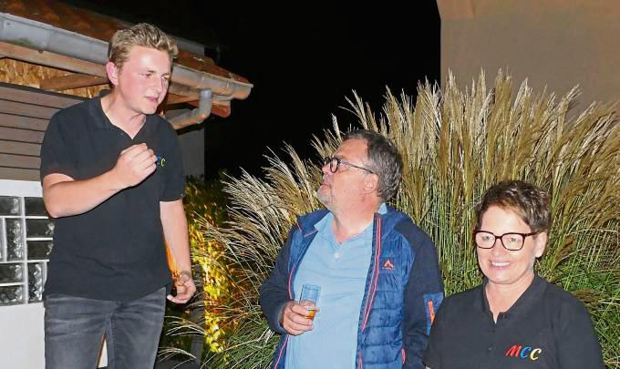 Michael und Anke Sehrbrock wurde vom Vorsitzenden Moritz Schwietzer (l.) für das Sommerfest gedankt. Foto: Priesnitz