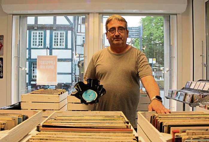 Alfons Hagedorn zeigt, dass aus kaputten Vinyl-Platten Salatschüsseln gemacht werden können.