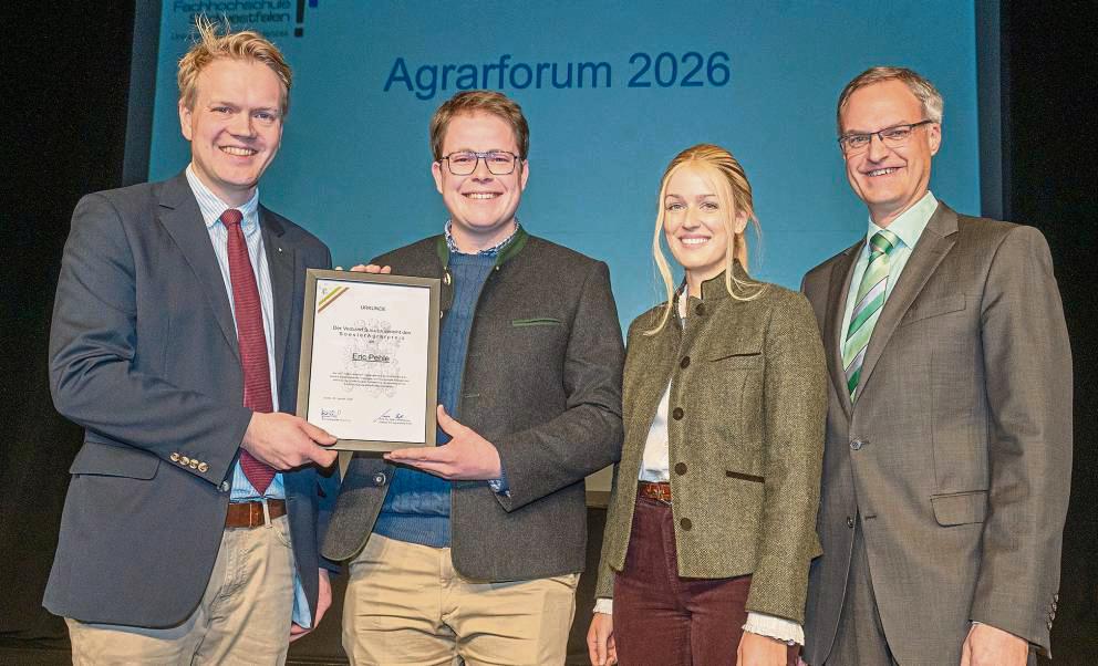 Den Agrarpreis überreichte v.l. Susatia-Vorsitzender Jonas Thiel an Eric Christoph Pehle. Marie Hoffmann, die stellvertretende Susatia-Vorsitzende, und Agrar-Dekan Marc Boelhauve gratulierten. Foto: Peter Dahm