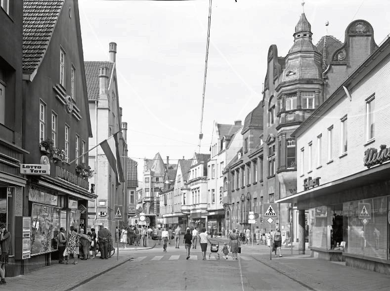 Lange Straße, 1970 und 2024: Die Fußgängerzone in Lippstadt (Blickrichtung Rathausplatz, Höhe alte Post) hat ihr Gesicht im Verlauf von 50 Jahren das eine oder andere Mal verändert. Fotos: Stadtarchiv Lippstadt, S Ba sw L 8455 (1970)