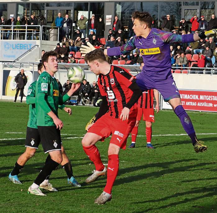 Fünfmal spielte Fabian Brosowski (in Rot) im Corona-Jahr 2020 für den SV Lippstadt. Hier eine Szene aus der Partie gegen die U23 von Borussia Mönchengladbach. Foto: Lütkehaus
