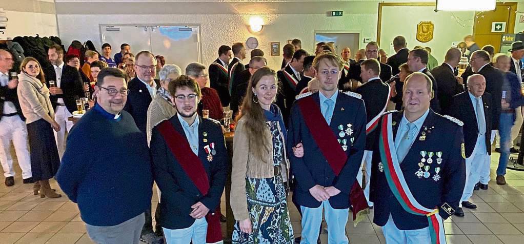 Das Patronatsfest ist gelungen: Pastor Uwe van Raay, Jungschützenkönig Nick Ackermann, Königspaar Marie und Jan Lorenz Rubarth, Oberst Franz-Werner Müller (v.l.). Foto: N. Gerwin