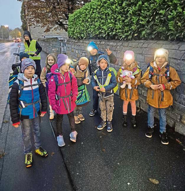 Stellvertretend für alle Walking-Bus-Kinder zeigt diese Gruppe, wie es geht. Mutter Maren Schulte begleitet den „Bus“.