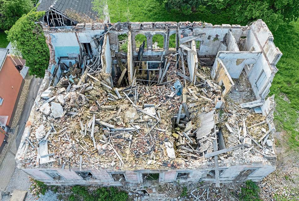 Wie ein ausgehöhlter Zahn ragt die Brandruine der Villa Wittekind aus dem Gebiss der Stadt. Nach dem Abriss soll dort nach Wünschen der Stadt möglichst schnell etwas Neues entstehen – inklusive Unterführung. Foto: Eickhoff