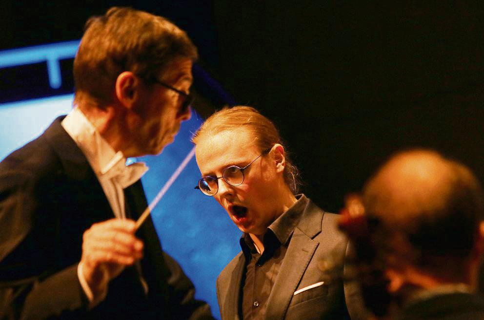 Perfekt zum Trösten: Lars Conrad sang mit seinem weichen Bariton die „Kindertotenlieder“ von Gustav Mahler – in äußerster Präzision geführt von Dirigent Burkhard A. Schmitt.