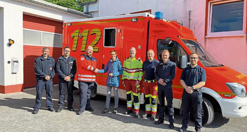 Gesundheitsdezernentin Ricardas Oberreuter (4.v.l.) freut sich, mit dem DRK Rüthen einen verlässlichen und kompetenten Partner gefunden zu haben. Zum Start der Interims-Rettungswache dankte sie Carl Pedley (Geschäftsführer und Schatzmeister des DRK-Ortsvereins Rüthen, 3. v. l.) in Anwesenheit von Oliver Beinlich, Sven Eichweber, Hans-Dieter Schlüter-Isenbeck, Niklas Kirchhoff, Jan Chomse und Kreis-Abteilungsleiter Ralf Paul (v. l.). Foto: Thomas Westermann/ Kreis Soest