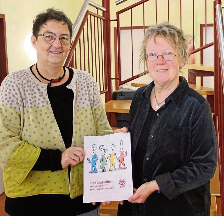 Ute Stockhausen, Vorständin beim Sozialdienst katholischer Frauen Lippstadt, und Birgit Ernst, Diplom-Sozialpädagogin, machen auf ihre Sozialberatung aufmerksam. Foto: Mintert