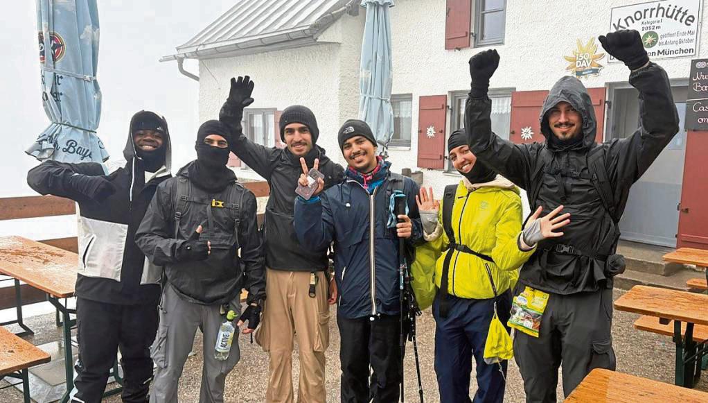 Endlich oben angekommen! Gemeinsam mit ihrem Freund und Freunden hat die Lippstädterin Su Yildirim (2.v.r.) Deutschlands höchsten Berg, die Zugspitze, erklommen. Fotos: privat