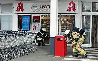 Eine Pfefferspray-Attacke im Einkaufsmarkt forderte Wehr und Rettungsdienst Ende Mai: Jugendliche hatten im Bereich der Apotheke Pfefferspray versprüht. 15 Menschen klagten in der Folge über Atemwegsprobleme. Sie wurden vom Rettungsdienst gesichtet. Eine Person wurde ins Krankenhaus gebracht. Foto: Feuerwehr Lippstadt
