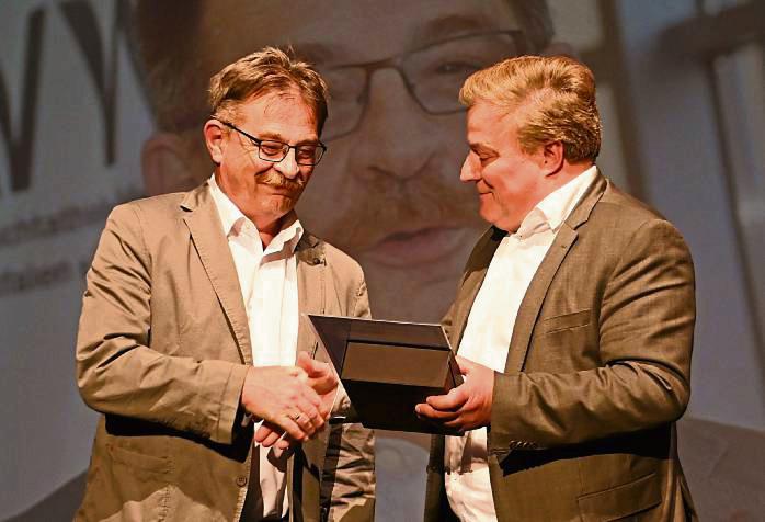Die Ehrenplakette der Stadt Lippstadt überreichte Bürgermeister Arne Moritz an Harald Ollech (l.), der für sein Engagement auf Funktionärsebene ausgezeichnet wurde.