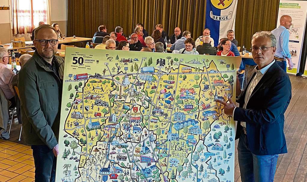 Bürgermeister Alfred Schmidt (l.) brachte ein Gemeinde-Wimmelbild für das Gemeinschaftshaus in Berge mit. Foto: N. Gerwin