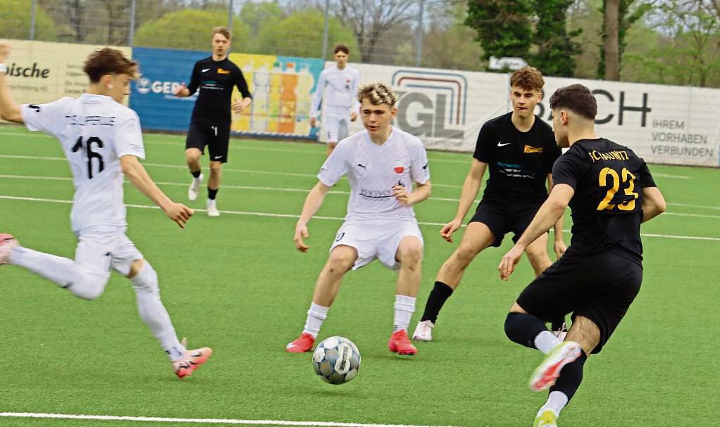 Nicht lockerlassen wollen die A-Junioren des TuS Lipperode (in Weiß), die im Heimspiel gegen die Hammer SpVg gefordert sind. Foto: Feichtinger