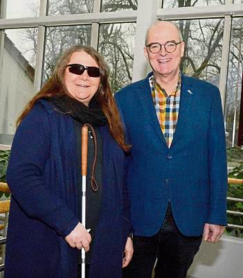 Der Behindertenbeauftragte Dr. Wilhelm Günther (Werl) und seine Stellvertreterin Filomena Muraca-Schwarzer (Wickede/Ruhr) tauschen ihre Funktionen. Foto: Kalle/Kreis