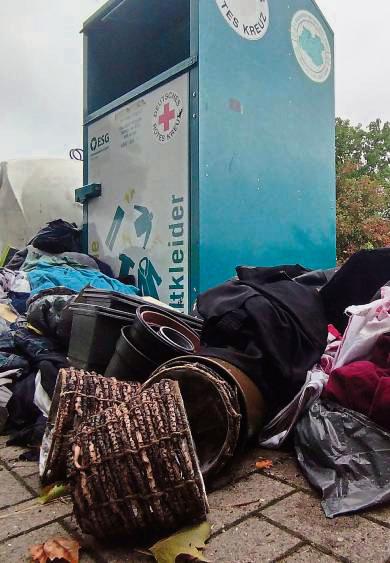Wilder Müll türmt sich rund um Glascontainer und Kleiderspender. Foto: stefan Niggenaber