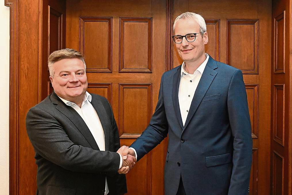 Die Entscheidung fällt in knapp zwei Wochen zwischen diesen beiden Kandidaten: Amtsinhaber Arne Moritz (CDU/l.) und Alexander Tschense (parteilos, SPD-Unterstützt) buhlen in der Stichwahl um das Amt des Lippstädter Bürgermeister. Foto: Dieter Tuschen