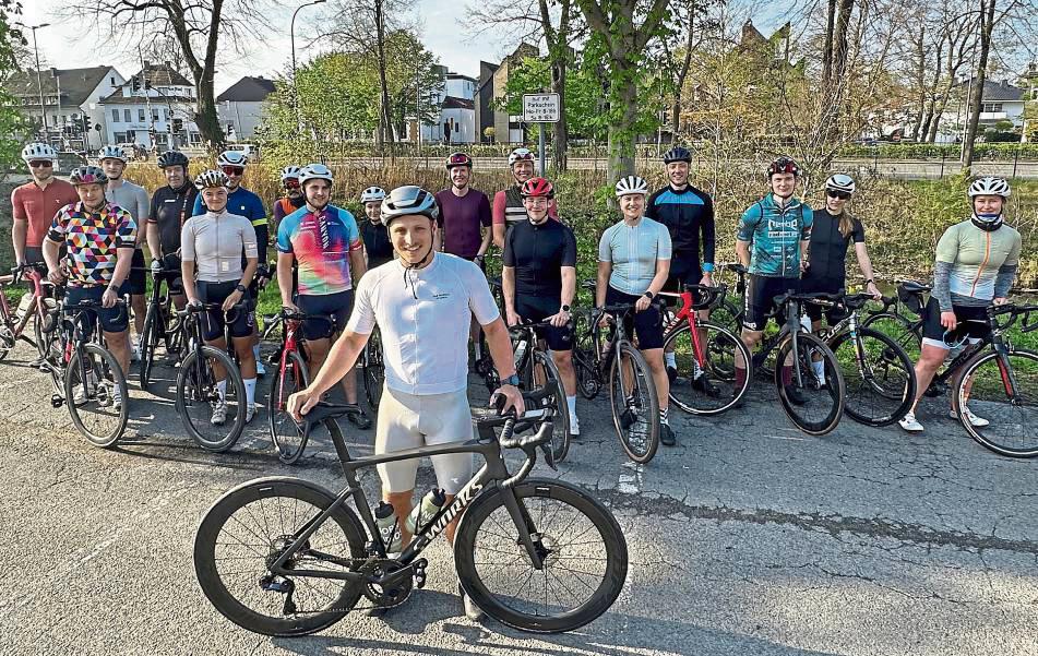 Laptop zu, Helm auf, Klick in die Pedale: Immer montags, 18 Uhr, startet der After Work Cycling Club rund um Julian Ewers am Kuhmarkt zur Tour. Foto: Cegelski