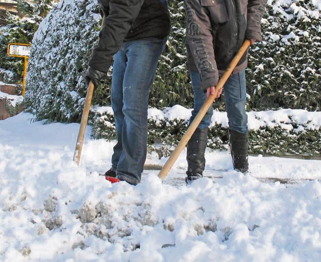 Bei Schnee und Glatteis ist Räumen oftmals Bürgerpflicht – sonst gibt’s Ärger mit der Gemeinde. Archivfoto
