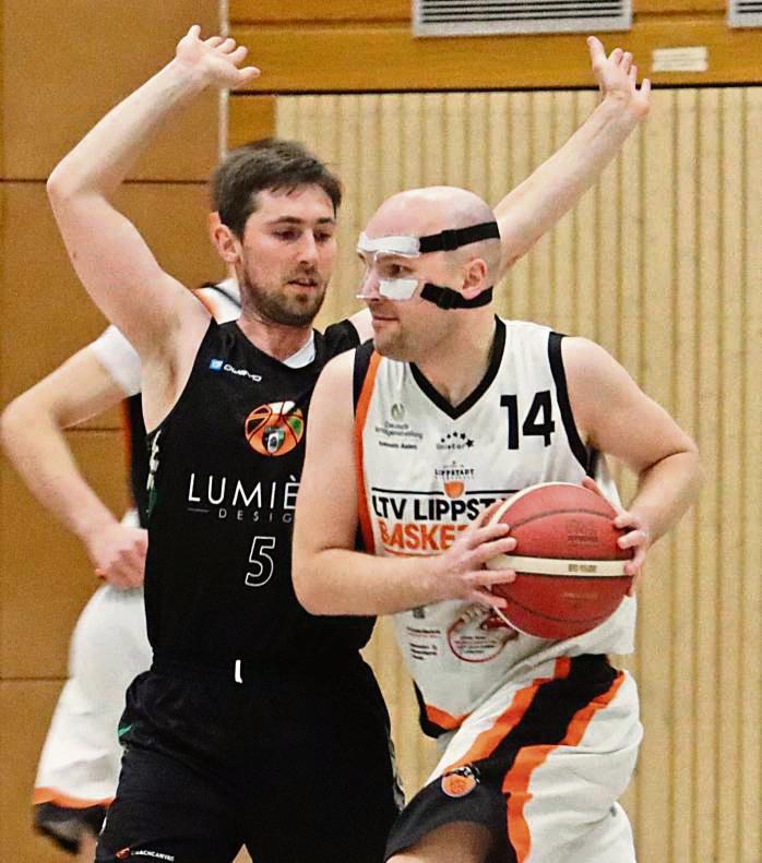 Mit einer Maske spielte Jan-Niclas Schwade, nachdem er sich im Dezember gegen Borchen die Nase gebrochen hatte. Der Co-Trainer des LTV steuerte am Ende elf Punkte zum 67:46-Sieg gegen Westfalia Kinderhaus bei. Foto: Feichtinger