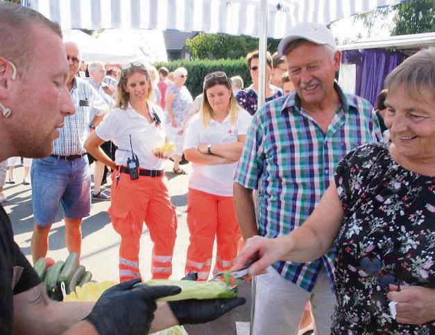 So macht Gemüseschälen Freude: Beim Jakobimarkt in Mastholte gibt es im Ortskern manches zu entdecken und zu probieren. Foto: Winkelmann