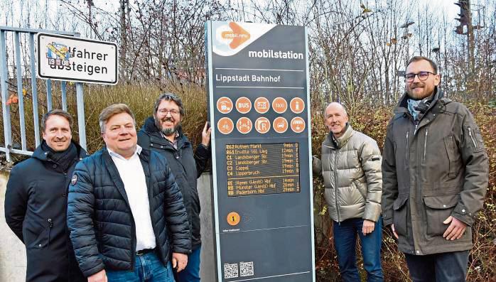 Freude über neue Info-Stele (v.l.): Tobias Bödger (Zukunftsnetz Mobilität), Arne Moritz, Gunnar Wolter (Kreis Soest), Michael Tröger (Stadt) und Pascal Wollnitza (Kreis Soest).