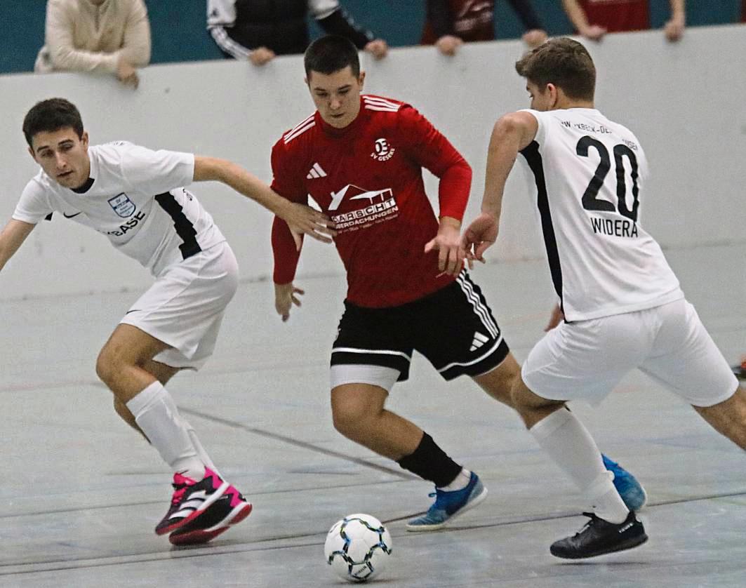 Vollgas gab der SV 03 Geseke (in Rot) in der Zwischenrunde – hier beim 7:0-Sieg gegen SV BW Rixbeck-Dedinghausen. Schließlich zogen die Geseker auch ins Finale ein, wo man dann aber vom SuS Bad Westernkotten ausgebremst wurde, denn der Landesligist gewann 5:2 und erreichte damit auf direktem Weg die Endrunde des Sparkassen Masters. Fotos: Thomas Wiegand