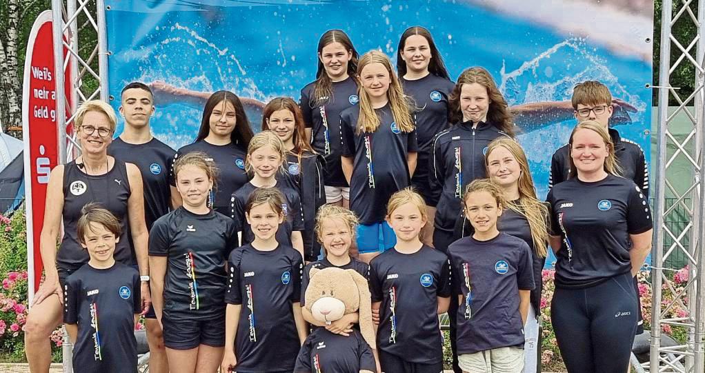 Saisonabschluss für die Teutonen beim Freibadwettkampf in Lünen (h.v.l.): Idriss Chernoubi, Miriam Malcharek, Frida Cedrola, Tamara Simic, Levke Drews, Tijana Simic, Lotta Meierkord, Max Zimmermann; (m.v.l.): Trainerin Dorothee Böckhorst, Leni Thomas, Angelina Below und Trainerin Sabine Andermahr; (v.v.l.): Franz Werner, Milena Schober, Nora Lefting, Emilia Bartmeier, Maia Kappel und Sofia Tassis. Es fehlen Lennart Johnigk, Paul Mühle, Carla Vorderstraße, Carlotta Schneider und Lugh von Rennenkampff.