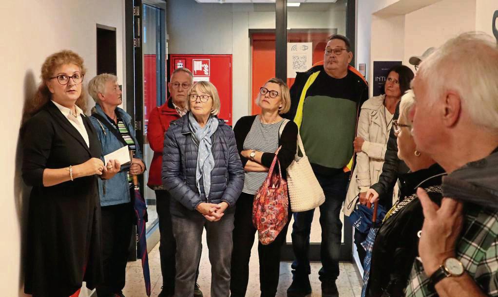 KWL-Geschäftsführerin Carmen Harms (l.) führte die Gruppe durch das Theater und informierte über die umfangreichen Modernisierungen.