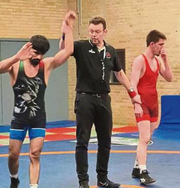 Mohammad Panah Ahmadi (l.) vom JSV Lippstadt wird zum Sieger erklärt.