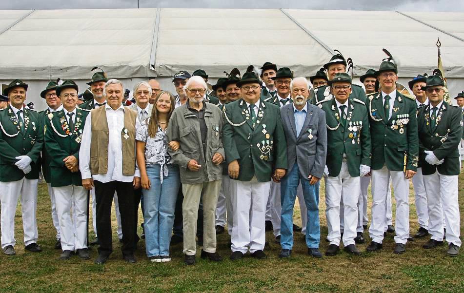 Orden und Ehrungen bei den Lipperbrucher Schützen: Zahlreiche Schützen wurden für langjährige Vereinstreue ausgezeichnet. Foto: Wissing