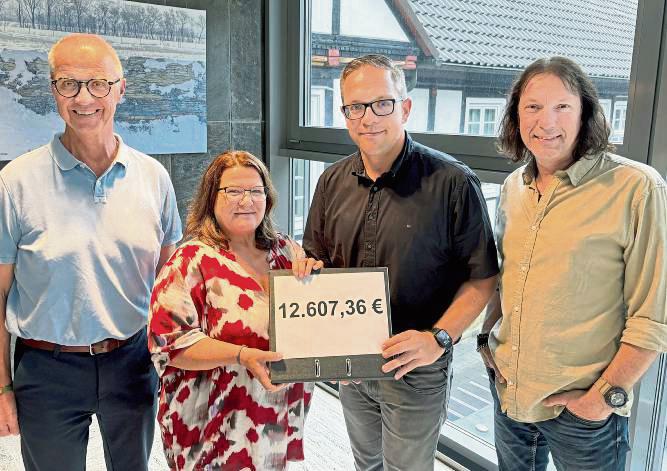 Uwe Meyer, Birgit Blanke und Dirk Vaartjes übergaben des Vereinsvermögen zunächst an Bürgermeister Hendrik Henneböhl.