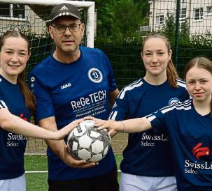Neuzugänge für Trainer Mike Brackwehr (v.l.): Lina Rüther, Anni Rüther und Leyla Boden. Foto: Hippe