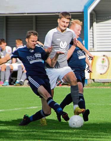 Richtig reinhängen will sich BW Lipperbruch (in Blau) gegen die SG Oestereiden/Effeln/Menzel. Foto: Schnieder