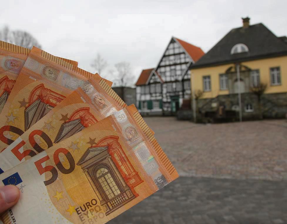 Den grauen Wolken über dem Marktplatz zum Trotz: Um die finanzielle Lage dürften viele Kommunen die Stadt Erwitte wirklich beneiden. Foto: Puls