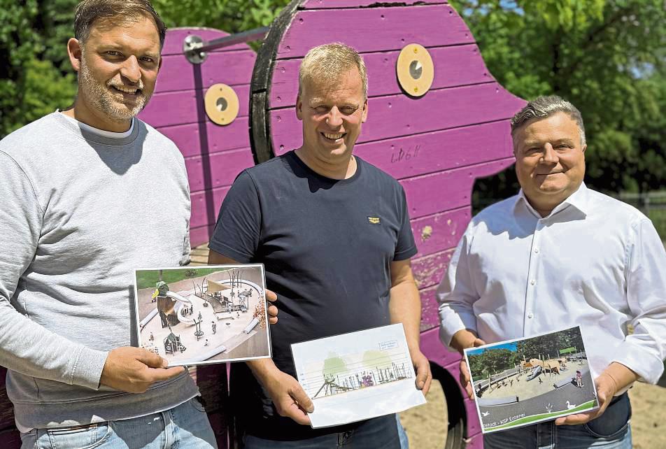 Zeigen die Entwürfe für das neue „Entenei“ (v.r.): Bürgermeister Arne Moritz sowie Christian Kleineheilmann und Martin Drees vom Fachdienst Grünflächen, Spielen und Sport.