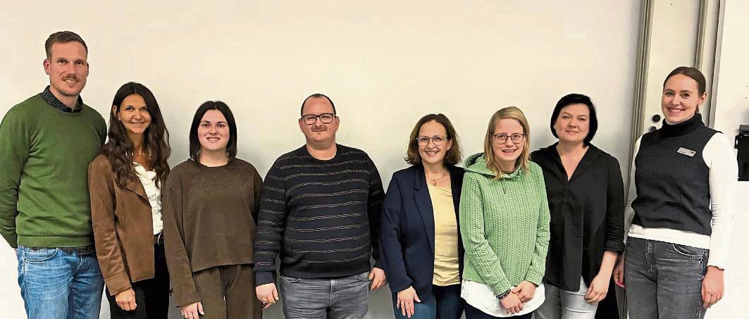 Iris Faulhaber (r.) und Philipp Maron (l.) freuen sich über den neu gewählten Stadtelternrat: Helene Dick, Angela Manchev, Yannick Schminke, Vanessa Hüls, Iris Loick und Alexandra Bobb (v.l.). Auf dem Bild fehlen Patrick Nehls und Jessica Behrens-Gomez.