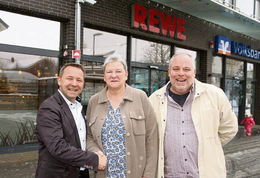 Den Rewe-Markt in Bad Westernkotten führt Nico Heiderich (l.) in die Zukunft. Er übernimmt ab Mai das Geschäft, das Sylke Jungen und Martin Sackers eröffnet hatten. Die beiden konzentrieren sich künftig auf einen größeren Markt in Hamm. Foto: Axel Schwade