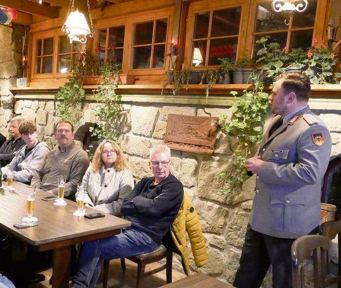 Jugendoffizier Robin Lintemeier aus Augustdorf (r.) informierte unter anderem über das neue Wehrdienstgesetz. Foto: Anja Bsdurek