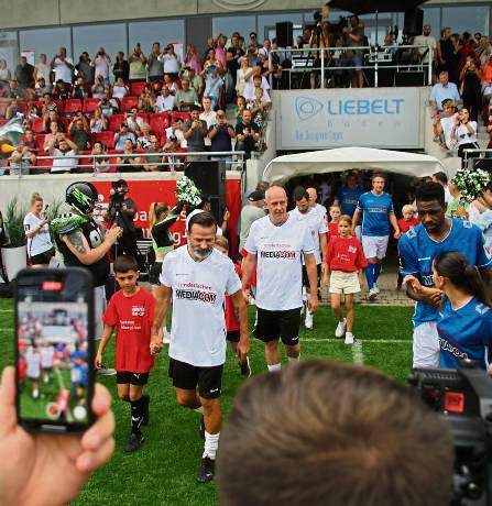 Noch ist unklar, welche Promis beim Charity-Event 2025 in Lippstadt auflaufen werden. Fest steht, wann in der Liebelt-Arena wieder für den guten Zweck gekickt wird, und zwar am 1. September. Foto: Wiegand