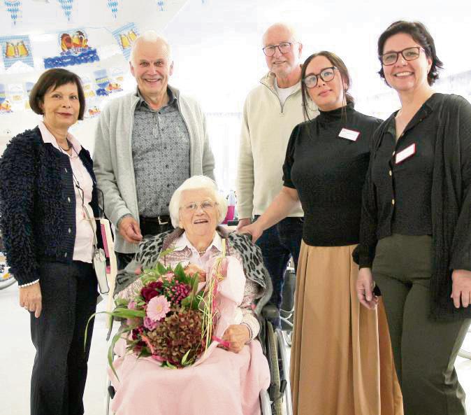 Zum 100. Geburtstag von Theresia Quante (3.v.l.) gratulierten neben Schwiegertochter Birgit Schulte und Sohn Clemens Quante auch Kai Adams (Sozialer Dienst), die neue Heimleiterin des Erich-Wandel-Seniorenzentrums, Natalie Akva, sowie Sandra Debruyne (stlv. Pflegedienstleitung). Foto: Bastian Puls