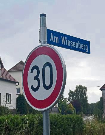 Das Tempo-30-Schild ist angebracht und die Fahrbahnschwelle auf der Straße Am Wiesenberg in Hemmern ist montiert. Über diese Verkehrsberuhigung freuen sich Ortsvorsteher Thomas Stehrenberg und Ordnungsamtleiterin Stefanie Luse. Foto: Bsdurek