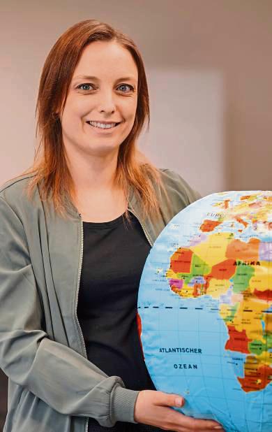 Insa Burmann, pädagogische Mitarbeiterin der VHS, präsentiert das Programm. Foto: Kai Götte Photography