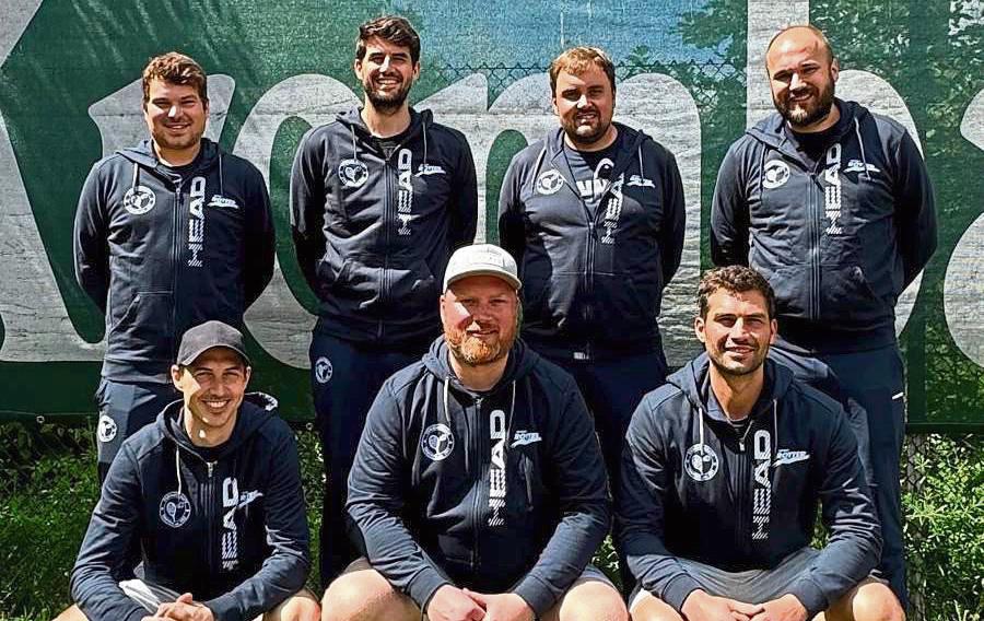 Durchmarsch in die Westfalenliga: Die Herren 30 des TV Erwitte (h.v.l.) Niklas Rasche, Niklas Schröder, Marcel Bolich, Lars Gratzki; (v.v.l.) Björn Schreiweis, Markus Voß und Gerrit Schröder machten durch einen 8:1-Erfolg in Gahmen ihr Meisterstück.