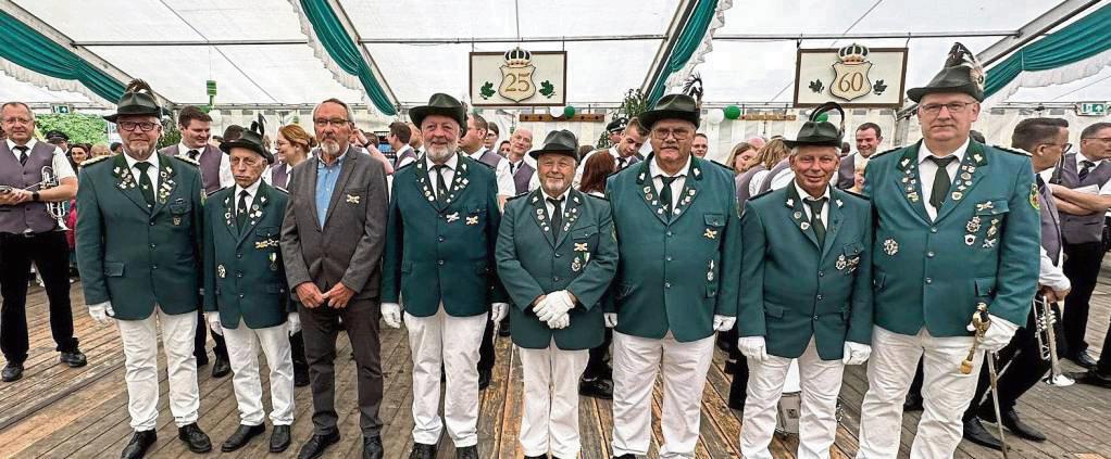 Lukas Oettinger und Eckhard Fahle wurden mit dem Orden für Verdienste sowie für besondere Verdienste von Schützenkönigin Simone Linnebur ausgezeichnet. Auch Vereinsjubilare wurden in Hellinghausen geehrt. Fotos: Goddek