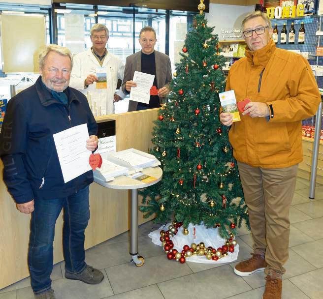 Waren an der Aktion beteiligt (v.l.): Volker Dumschat (Bürgerstiftung), Eckart Tannhäuser (Hirsch-Apotheke), Reinhard Mehn (Caritas-Sozialstation) und Hans-Josef Wessel (Bürgerstiftung). Foto: Marcus Kloer