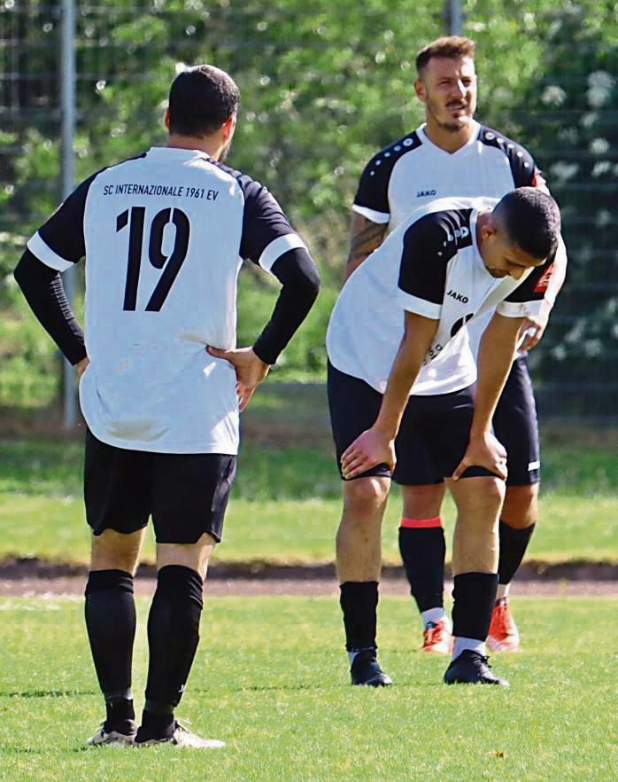 Angst vor der eigenen Courage? Die Spieler vom SC Internazionale müssen schnell die Köpfe wieder nach oben bekommen, will man nicht auch die zweite Aufstiegschance verspielen. Foto: Feichtinger