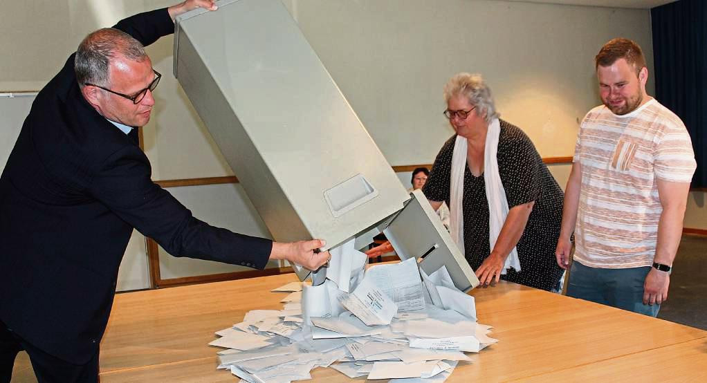 Freiwillige Wahlhelfer und Bedienstete der Gemeinde bilden das Wahlteam. Archivfoto: Rückert