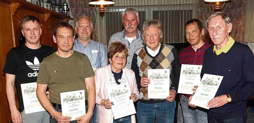 TSV-Vorsitzender Elmar Brings (hintere Reihe, Mitte) nahm bei der Jahreshauptversammlung die Ehrungen verdienter Mitglieder des Sportvereins vor. Foto: Kloer