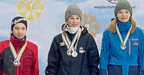 Rieke Stellmacher (r.) schob sich mit einem starken zweiten Slalom-Lauf als Dritte noch in die Medaillenränge vor.