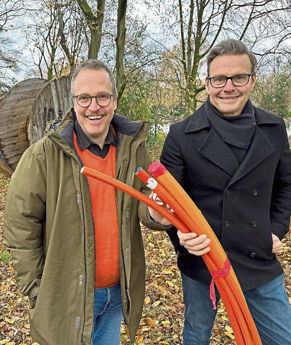 Sehen einen Glasfaseranschluss als Investition in die Zukunft: Bürgermeister Andreas Sunder (r.) und der Breitbandbeauftragte der Stadt, Rüdiger Ropinski.